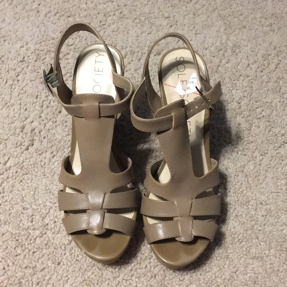 Nude wedges size 10. Only worn once!